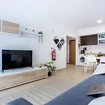 Luxury 5 Min With Balcony, Pool, Wifi, Ac, Smarttv Apartment *