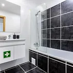 Luxury 5 Min With Balcony, Pool, Wifi, Ac, Smarttv Apartment *