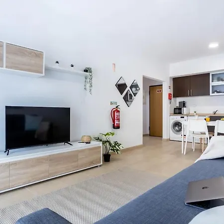 Luxury 5 Min With Balcony, Pool, Wifi, Ac, Smarttv Apartment *
