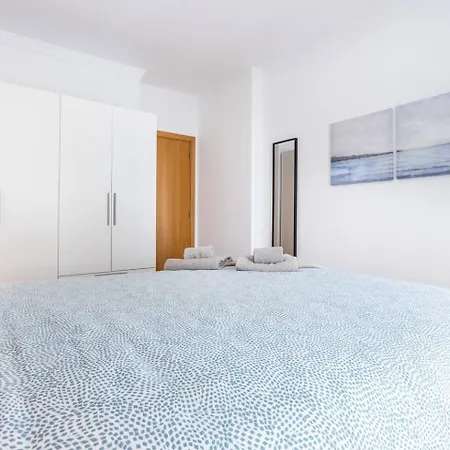 Luxury 5 Min With Balcony, Pool, Wifi, Ac, Smarttv * Portimão