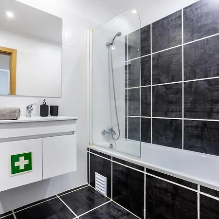 Luxury 5 Min With Balcony, Pool, Wifi, Ac, Smarttv Apartment *