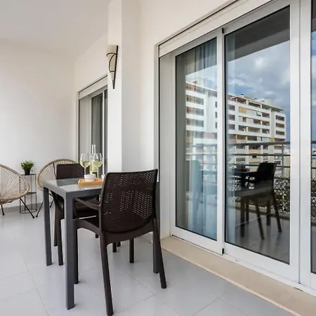 Luxury 5 Min With Balcony, Pool, Wifi, Ac, Smarttv * Portimão