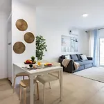 Апартаменты Luxury 5 Min With Balcony, Pool, Wifi, Ac, Smarttv *