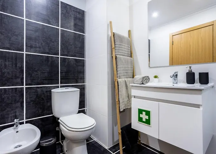 Luxury 5 Min With Balcony, Pool, Wifi, Ac, Smarttv * Portimão