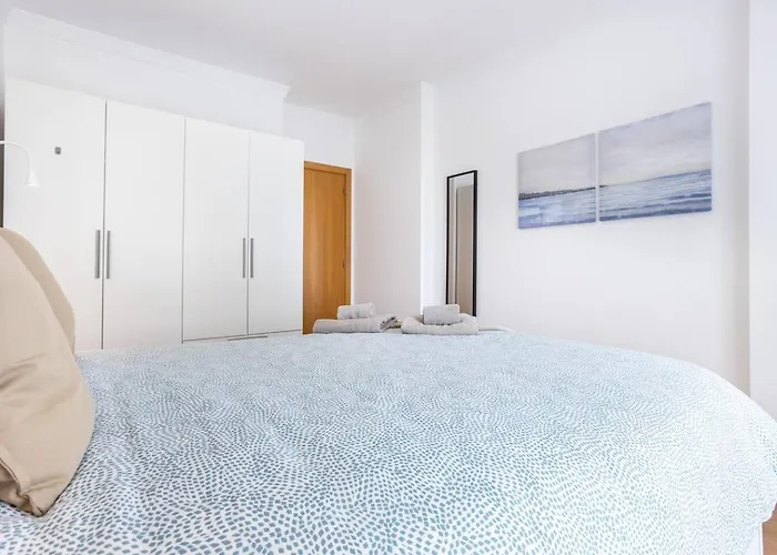 Luxury 5 Min With Balcony, Pool, Wifi, Ac, Smarttv * Portimão