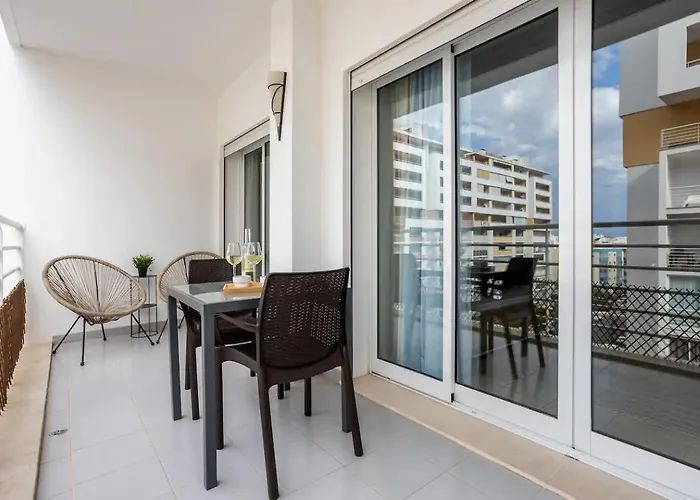 Luxury 5 Min With Balcony, Pool, Wifi, Ac, Smarttv * Portimão